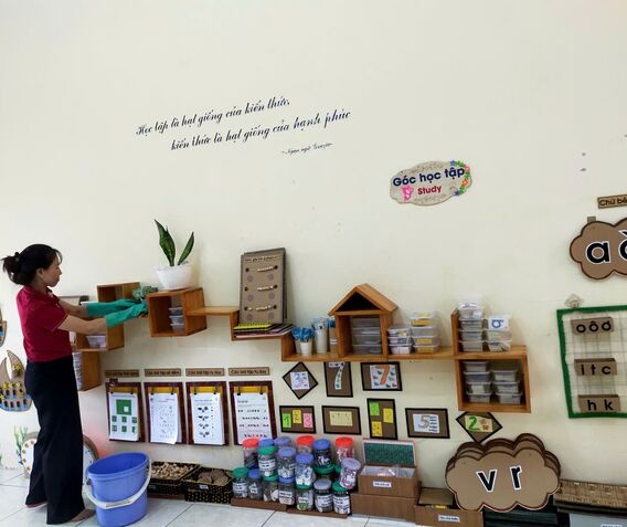 GIÁO VIÊN TRƯỜNG MẦM NON ĐẠI MẠCH A TÍCH CỰC VỆ SINH MÔI TRƯỜNG, PHÒNG CHỐNG DỊCH BỆNH CHO TRẺ