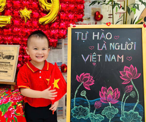 Cô và trò Trường Mầm non Đại Mạch A hân hoan chuẩn bị chào mừng Quốc khánh 2/9